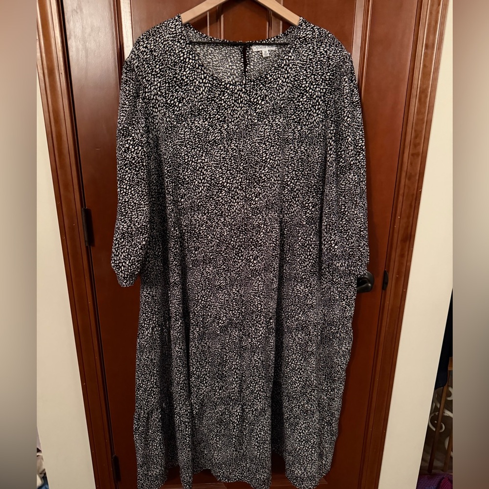 Elegant Black and White 3/4 Sleeve Dress